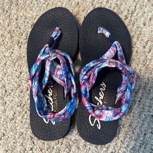 Used, good condition Skechers yoga mat sandals. No marks, sole is not worn.